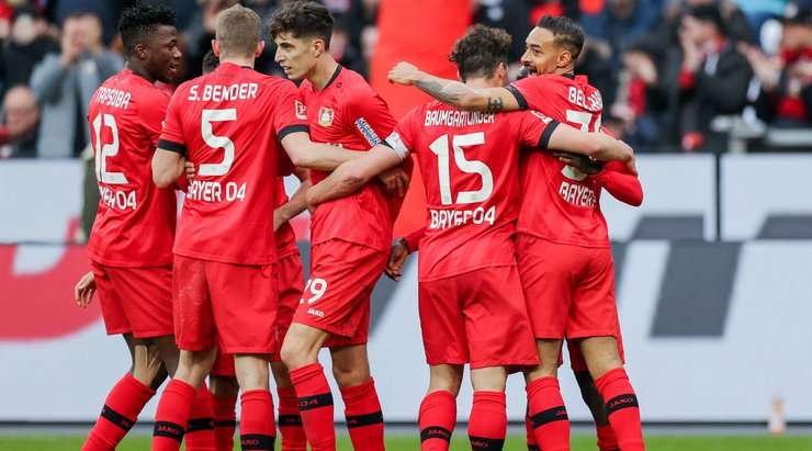 Karim Bellarabi (Bayer Leverkusen) nhận một đường chuyền thú vị bên trong vòng cấm và anh tung một cú sút chìm chuẩn xác vào góc thấp bên phải khung thành. Một pha dứt điểm rất hiểm!