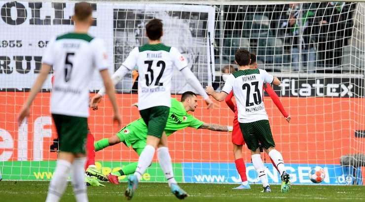 Bóng đã nằm gọn trong lưới! Jonas Hofmann (B. Monchengladbach) tung một cú vô-lê xuất sắc từ rìa vòng cấm và nó đi vào góc phải phía dưới, khiến thủ môn không thể làm gì được. Matthias Ginter là người đã kiến tạo bàn thắng. Một pha dứt điểm tuyệt vời, 2:0.