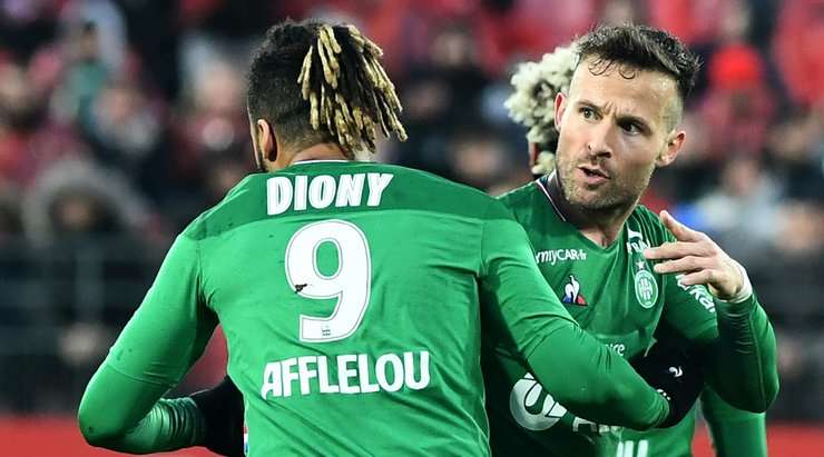Vào - 3:2! Yohan Cabaye chuyền bóng như đặt cho Lois Diony (St Etienne), người có một cú sút từ cự ly gần vào góc thấp bên phải mành lưới, dễ dàng đánh bại thủ môn.