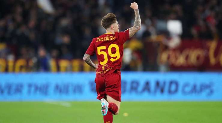 Vào! Leonardo Spinazzola nhận thấy đồng đội của mình đang đứng ở một vị trí thuận lợi tại rìa vòng cấm và anh thực hiện một đường chuyền gọn gàng cho cầu thủ này. Nicola Zalewski (AS Roma) không cần suy nghĩ nhiều và tung một cú sút một chạm rất căng, đánh bại thủ môn đối phương. Tỉ số bây giờ là 1:2.