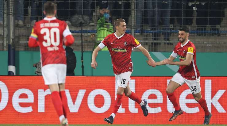 Vào! Nils Petersen (Freiburg) sút bóng bật ra đi chìm vào chính giữa khung thành sau khi bóng đến chỗ anh ấy trong vòng cấm. Tỉ số là 0:1.