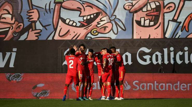 Vào! Oscar Rodriguez thể hiện nhãn quan tuyệt vời của mình với đường chuyền sắc sảo cho Borja Mayoral (Getafe), người đã rất bình tĩnh sút bóng vào góc trái phía dưới. Tỉ số là 0:1.