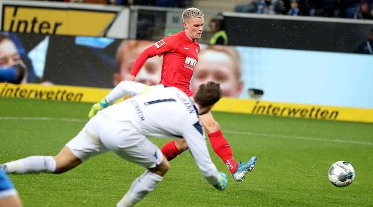 Vào! Florian Niederlechner tung một đường chuyền tốt vào vòng cấm và bóng tìm đến Philipp Max (Augsburg). Cầu thủ này không bỏ lỡ vận may của mình và dễ dàng sút bóng từ cự ly gần vào lưới. 0:1.
