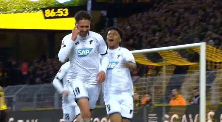 Vào! Ishak Belfodil (Hoffenheim) thoát khỏi cầu đang thủ theo kèm mình để đón bóng từ quả đá phạt của Dennis Geiger và anh đánh đầu căng như kẻ chỉ từ giữa vòng cấm vào góc thấp sát cột dọc bên phải. Một pha dứt điểm tuyệt vời - 3:3!