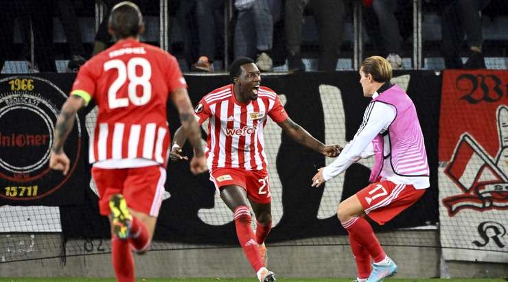 Sheraldo Becker (Union Berlin) kết thúc nỗ lực đi bóng đẹp mắt của mình với một cú sút xuất sắc từ trong vòng cấm. Bóng đi vào góc bên trái khung thành và Ismael Diawara chỉ có thể vào lưới nhặt bóng. Tỉ số là 0:1.