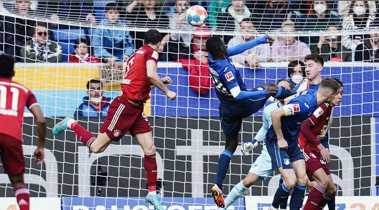 Robert Lewandowski (Bayern Munich) bật cao hơn các hậu vệ đối phương trong vòng 5m50 để đón quả phạt góc và ghi bàn với một cú đánh đầu rất tốt vào nóc lưới. Thủ môn đã không kịp phản ứng trong tình huống vừa rồi. Tỉ số bây giờ là 1:1.