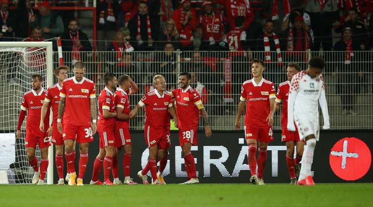 Vào! Một đường chuyền ngang đơn giản của Marius Bulter đưa bóng đến chân Joel Pohjanpalo (Union Berlin) bên trong vòng cấm, anh chỉnh lại tư thế và quất chân đưa bóng vào góc thấp bên trái khung thành. Tỉ số là 4:0.