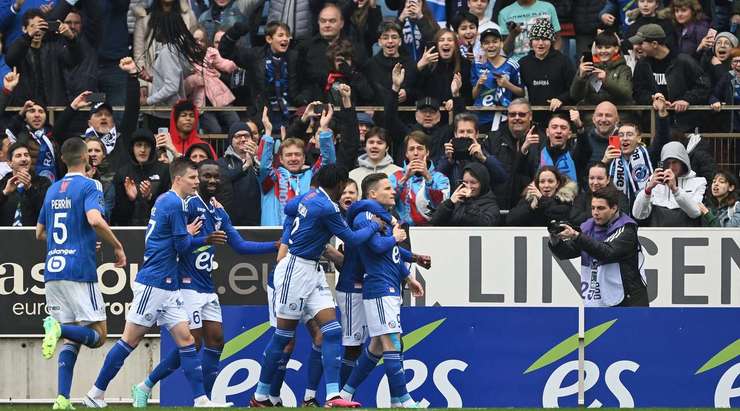 Vào! Kevin Gameiro (Strasbourg) giành chiến thắng trên chấm phạt đền bằng một cú sút không thể cản phá, vượt qua tầm với của thủ môn Benjamin Leroy vào góc trái khung thành.