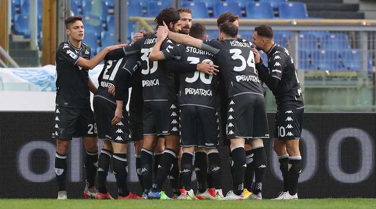 Vào! Szymon Zurkowski (Empoli) đã có mặt đúng lúc đúng chỗ để lấy bóng bật ra trong vòng cấm, và anh ấy sút bóng đi chìm vào phía trong cột dọc bên trái. Tỉ số là 0:2.
