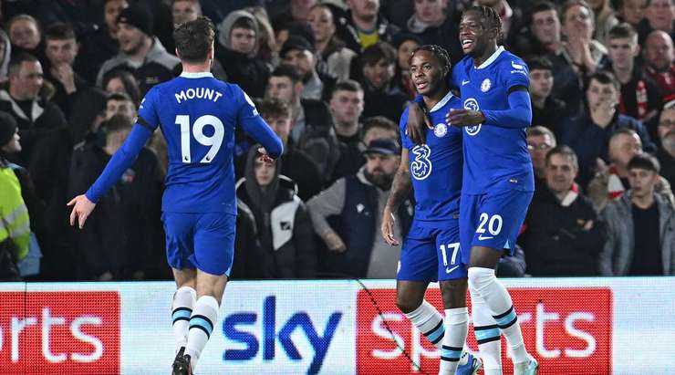Vào! Raheem Sterling (Chelsea) sút bóng bật ra vào phía trong cột dọc bên phải sau khi bóng đến chỗ anh ấy trong vòng cấm. Tỉ số là 0:1.