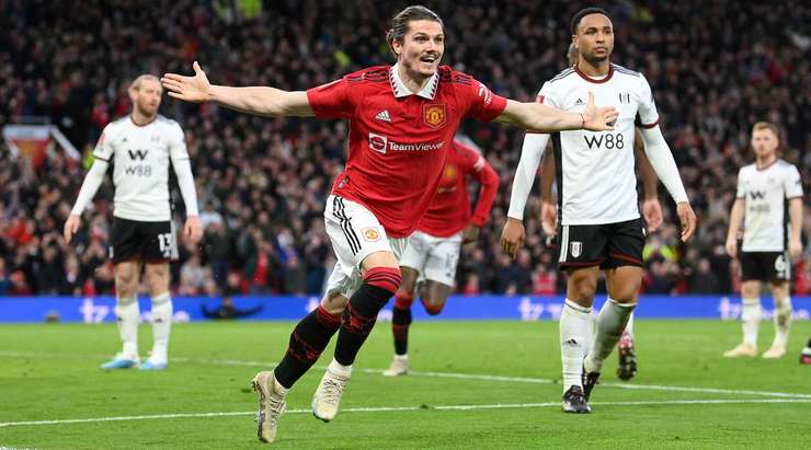 VÀO! Marcel Sabitzer (Manchester United) kết thúc một đợt lên bóng tuyệt vời bằng một bàn thắng giật gót điệu nghệ. Bàn thắng được kiến tạo bởi Luke Shaw với một đường chuyền xuất sắc. 2:1.