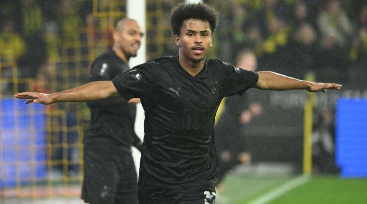 VÀO! Karim Adeyemi (Dortmund) kết thúc một đợt lên bóng tuyệt vời bằng một bàn thắng giật gót điệu nghệ. Bàn thắng được kiến tạo bởi Marco Reus với một đường chuyền xuất sắc. 1:0.