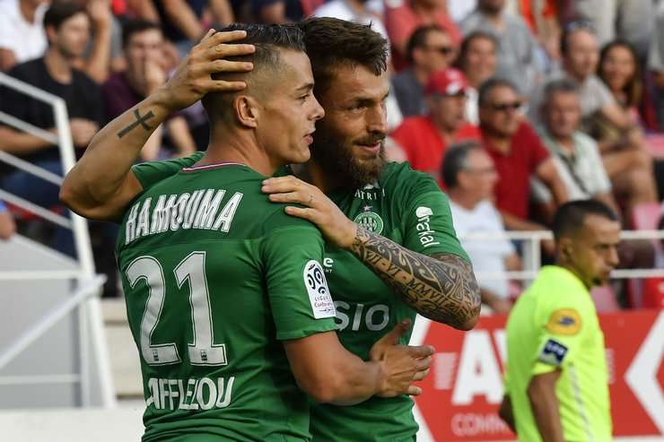 Vào! Romain Hamouma (St Etienne) lấy bóng trong vòng cấm, nhìn thấy thủ môn ra khỏi vạch cầu môn và bấm bóng qua đầu anh ấy và đi vào lưới. 0:1.