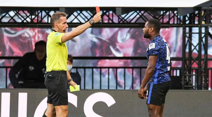 Deyoraiso Zeefuik (Hertha Berlin) phải biết anh ấy sẽ bị đuổi vì lỗi này, nhưng anh ấy phải chặn đối phương bằng bất cứ giá nào. Tobias Stieler rút thẻ vàng cho anh ấy và trận đấu đã kết thúc với anh ấy.