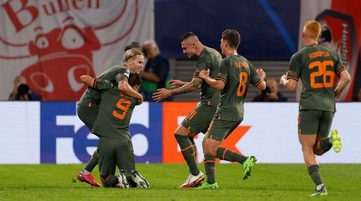 VÀO! Marian Shved (Shakhtar) cắt được bóng từ đường chuyền bất cẩn của thủ môn đối phương và vui vẻ trừng phạt sai lầm đó với cú sút gọn gàng từ tầm một cự ly tầm trung. Tỉ số lúc này là 0:1.