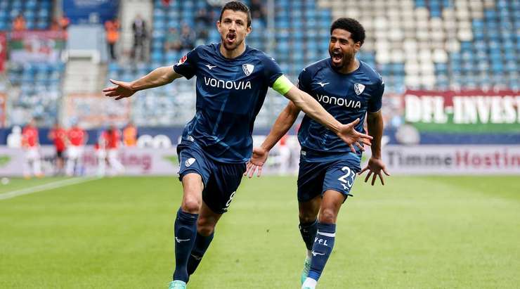 VÀO 3:1! Anthony Losilla (Bochum) tung một cú sút từ xa và bóng bị đổi hướng, khiến thủ môn Tomas Koubek không kịp trở tay.