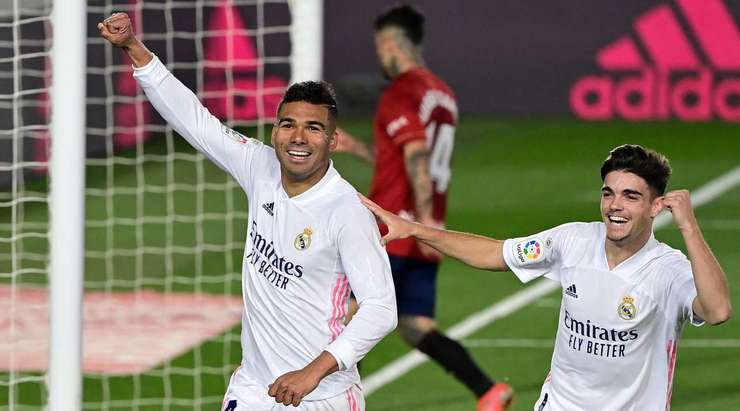 VÀO! Một pha kiến tạo xuất sắc của Karim Benzema, người đóng vai trò then chốt trong việc tổ chức tấn công. Anh ấy dọn cỗ cho Casemiro (Real Madrid), người đánh bại Sergio Herrera với một cú sút tuyệt vời vào bên phải mành lưới. 2:0.