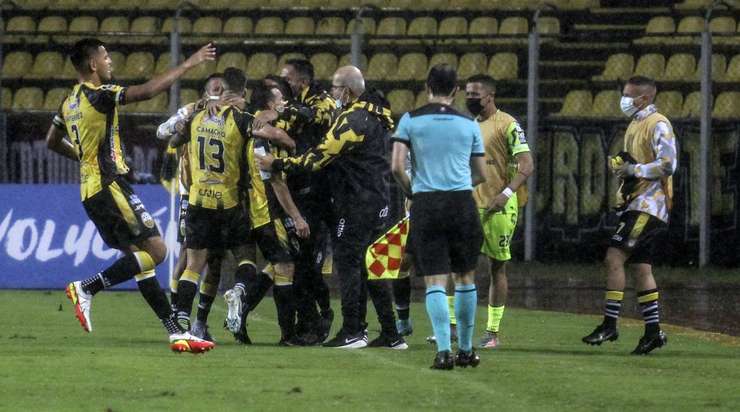 Renny Simisterra (Dep. Tachira) kết thúc nỗ lực đi bóng đẹp mắt của mình với một cú sút xuất sắc từ trong vòng cấm. Bóng đi vào góc thấp bên trái khung thành và Hugo Ayala chỉ có thể vào lưới nhặt bóng. Tỉ số là 3:0.