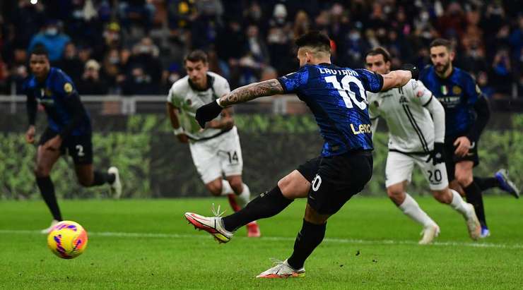 Vào! Lautaro Martinez (Inter) tinh quái dừng lại một nhịp trước khi sút, chờ cho thủ môn Ivan Provedel đổ người trước khi bình tĩnh đưa bóng vào góc trái khung thành.