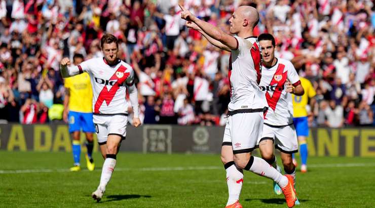 VÀO! Đó là một cú sút phạt đền tuyệt vời của Isi Palazon (Rayo Vallecano) về phía góc thấp bên trái khung thành, không có một chút cơ hội nào cho thủ môn Jeremias Ledesma để cản phá!