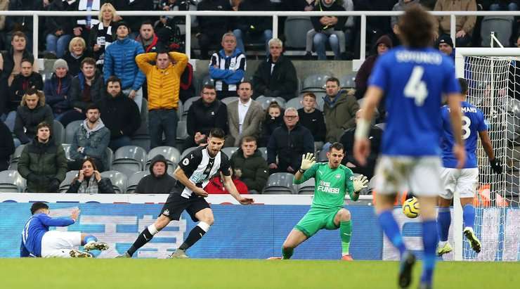 Vào! Một sai lầm tồi tệ từ đối phương đã trao tặng một cơ hội cho Ayoze Perez (Leicester), người đưa bóng vào lưới từ cự li gần. 0:1.