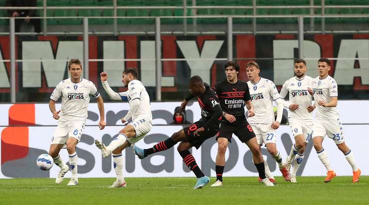 Một khoảnh khắc đẹp mắt! Pierre Kalulu (AC Milan) lấy bóng và tung một cú sút mạnh từ xa. Đó là một quyết định sáng suốt và pha dứt điểm vừa rồi đã đi thẳng vào góc thấp bên phải khung thành. Thủ môn Guglielmo Vicario chỉ có thể lắc đầu trong tuyệt vọng! Tỉ số đã được nâng lên 1:0.