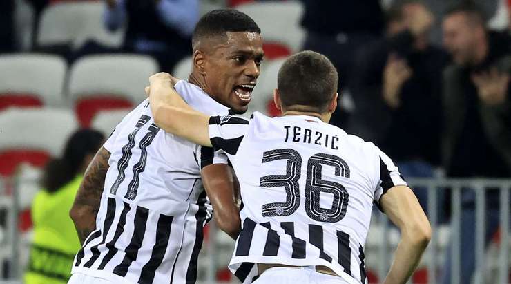 Vào! Ricardo Gomes (Partizan) đã không do dự tung cú sút ngay ngoài vòng cấm. Đó là một cú sút căng tuyệt đẹp vào góc thấp bên phải khung thành, đánh bại thủ môn đối phương.