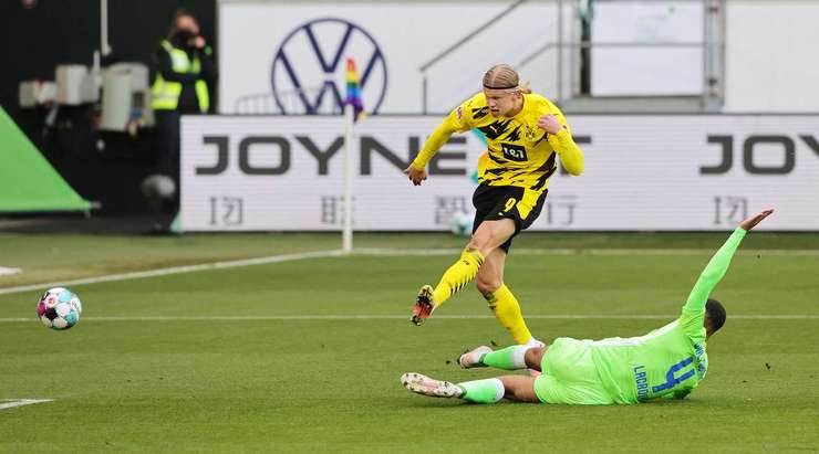 Vào! Một sai lầm từ hàng phòng ngự đã biếu không một cơ hội cho Erling Haaland (Dortmund). Cầu thủ này đã rất bình tĩnh và dễ dàng đệm bóng vào lưới từ cự li gần. 0:1.