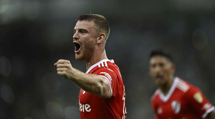 Vào! Lucas Beltran (River Plate) có đủ khoảng trống trong vòng cấm để đón một đường chuyền từ Nicolas de la Cruz và dứt điểm gọn gàng vào góc cao bên phải khung thành. 1:1.