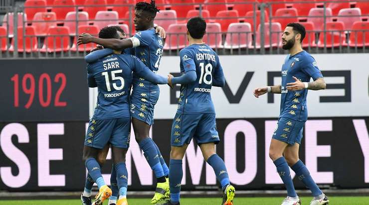 Siêu phẩm! Farid Boulaya (Metz) thực hiện một quả đá phạt từ cự ly tầm trung và đưa bóng đi đập xà ngang vào lưới, khiến thủ môn phải đứng chôn chân tại chỗ.
