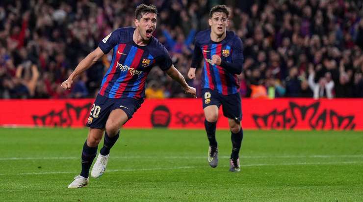 Vào! Sergi Roberto (Barcelona) đã có mặt đúng lúc đúng chỗ để lấy bóng bật ra trong vòng cấm, và anh ấy sút bóng vào bên phải khung thành. Tỉ số là 1:1.