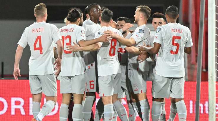Vào - 0:3! Ricardo Rodriguez chuyền bóng như đặt cho Renato Steffen (Thụy Sĩ), người có một cú sút từ cự ly gần vào góc thấp bên phải mành lưới, dễ dàng đánh bại thủ môn.