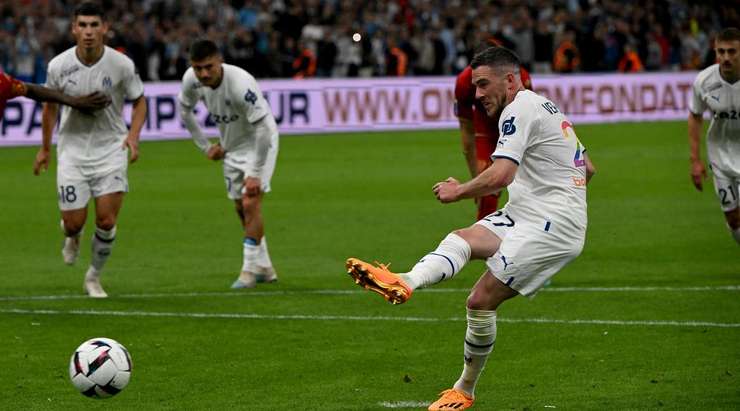 Vào! Jordan Veretout (Marseille) tinh quái dừng lại một nhịp trước khi sút, chờ cho thủ môn Paul Bernardoni đổ người trước khi bình tĩnh đưa bóng vào góc thấp bên trái.