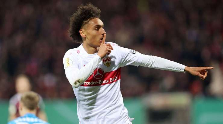 Vào! Hiroki Ito tung một đường chuyền tốt vào vòng cấm và bóng tìm đến Enzo Millot (VfB Stuttgart). Cầu thủ này không bỏ lỡ vận may của mình và dễ dàng sút bóng từ cự ly gần vào lưới. 0:1.