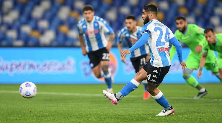 Vào! Lorenzo Insigne (Napoli) giành chiến thắng trên chấm phạt đền bằng một cú sút không thể cản phá, vượt qua tầm với của thủ môn Pepe Reina vào góc thấp bên trái.