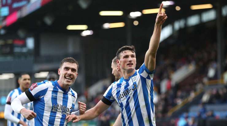 VÀO! Bóng được treo vào từ quả phạt góc và Matthew Pearson (Huddersfield) chạy chỗ rất tốt để tung một cú đánh đầu thẳng vào góc thấp bên phải. Tỉ số của trận đấu đã được nâng lên: 1:2.