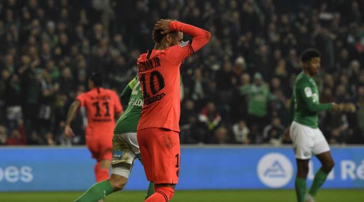 Neymar (Paris SG) đá hỏng quả phạt đền! Cú sút của anh đập cột dọc bên phải.