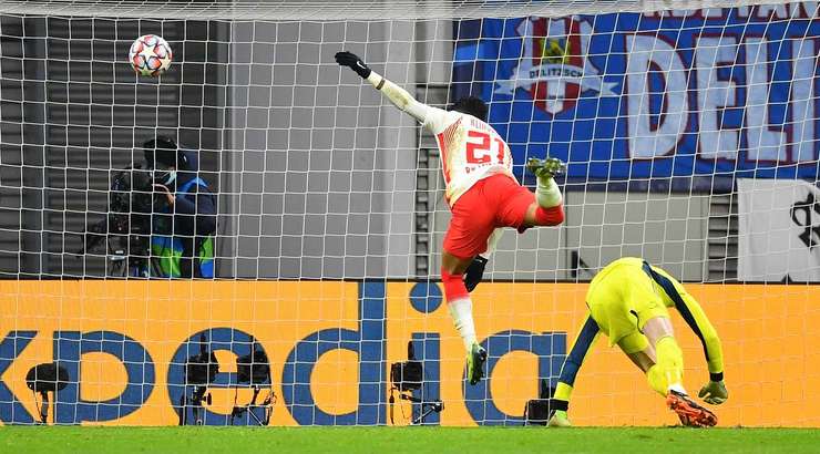 Một đường chuyền xé toang hàng phòng ngự đưa bóng đến chân Justin Kluivert (RB Leipzig) trong vòng cấm và cầu thủ này đã không bỏ lỡ cơ hội! Nỗ lực của anh đi chuẩn xác vào góc trái khung thành.