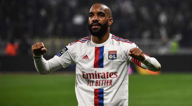 Một pha dứt điểm xuất sắc! Alexandre Lacazette (Lyon) đón một quả tạt hoàn hảo tới từng centimét trong vòng cấm và sút bóng vào lưới trong sự bất lực của thủ môn.