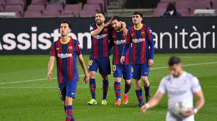 Sergio Busquets quan sát xung quanh để chọn một người đồng đội mà anh sẽ chuyền bóng đến. Ánh mắt của anh dừng lại ở Lionel Messi (Barcelona), cầu thủ này nhận bóng một cách gọn gàng và tung cú sút từ ngoài vòng cấm vào góc cao bên trái, bóng đập cột dọc vào lưới! Tỉ số là 1:0.