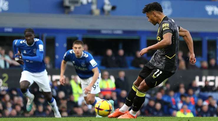 VÀO! Đó là một cú sút phạt đền hoàn hảo của Ollie Watkins (Aston Villa), bóng đi cao vào ngay giữa khung thành. Không có một chút cơ hội nào cho thủ môn Jordan Pickford để cản phá!