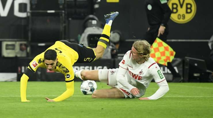 Harm Osmers rút thẻ vàng cho Sebastiaan Bornauw (Köln) vì pha phạm lỗi rõ ràng của anh ấy.