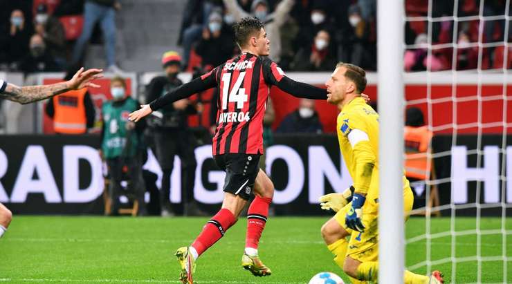 Đã có bàn thắng! Patrik Schick (Bayer Leverkusen) dũng cảm tung người đánh đầu cận thành sau đường căng ngang của Piero Hincapie và anh không để cho thủ môn Oliver Baumann bất kỳ cơ hội cản phá nào. Bóng bay như một viên đạn vào góc trái khung thành. Tỉ số là 2:0.