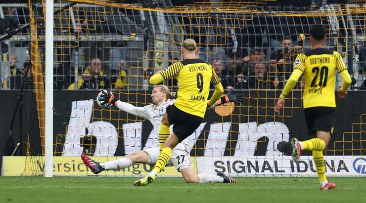 Vào! Erling Haaland (Dortmund) nhận đường chuyền từ đồng đội và anh không hề do dự tung một cú sút không thể cản phá vào chính giữa khung thành.