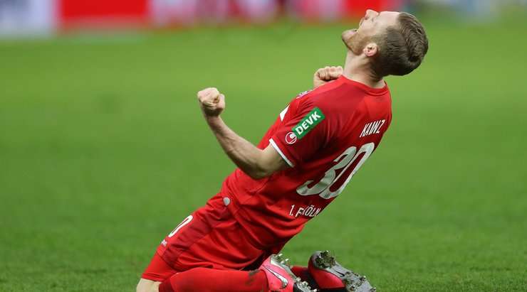 Elvis Rexhbecaj chuyền bóng cho Florian Kainz (Köln), cầu thủ này nhận bóng và tung một cú sút xuất sắc từ rìa vòng cấm. Pha dứt điểm của anh đi vào góc thấp bên phải. Một bàn thắng tuyệt đẹp! Tỉ số là 0:4.