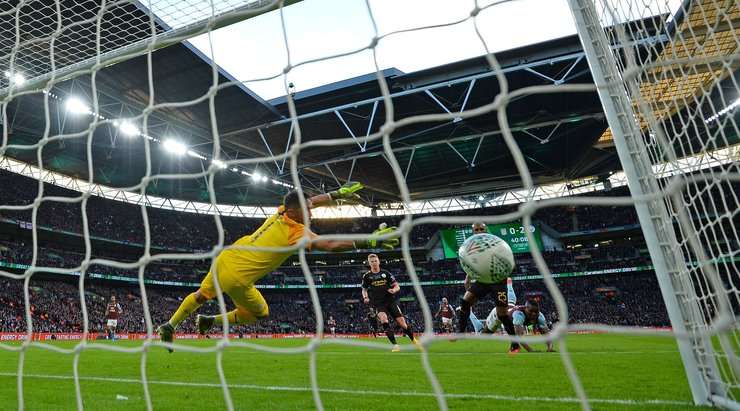 Vào! Một đường lob bóng của Anwar El-Ghazi mở ra cơ hội cho Mbwana Samatta (Aston Villa) và anh dễ dàng đánh bại thủ môn bằng một có đánh đầu cận thành vào góc thấp bên trái. Tỉ số là 1:2.