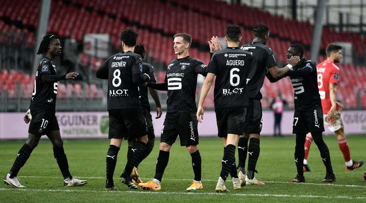 Clement Grenier (Rennes) đánh lừa thủ môn Gautier Larsonneur đổ người về góc và sút quả penalty vào chính giữa khung thành.