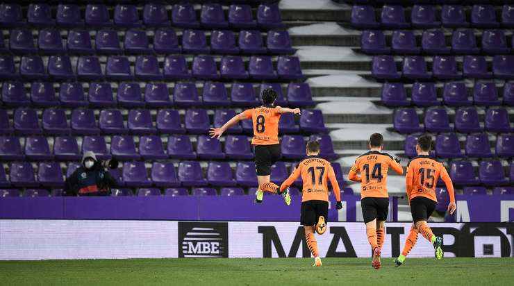 Carlos Soler (Valencia) thực hiện pha chạm một tuyệt vời để kiểm soát một đường chuyền sắc bén tại rìa vòng cấm và cứa bóng vào phía trong cột dọc bên phải theo đúng phong cách sở trường của mình!