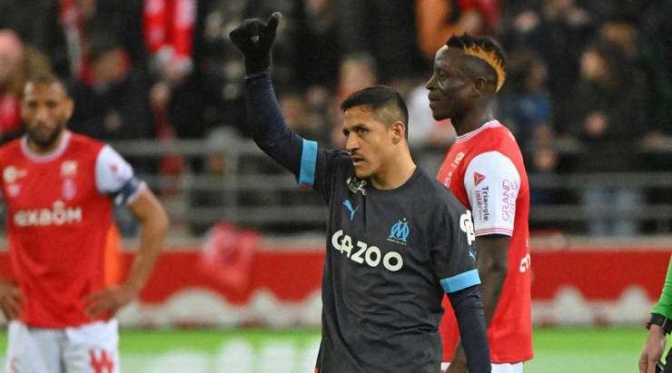 Là một chân sút phạt giàu kinh nghiệm, Alexis Sanchez (Marseille) thực hiện quả đá phạt ở một vị trí rất thuận lợi và một lần nữa anh đã thể hiện khả năng của mình. Cú sút thẳng của anh đưa bóng về phía góc trái, bóng đập cột dọc trước khi vào lưới.