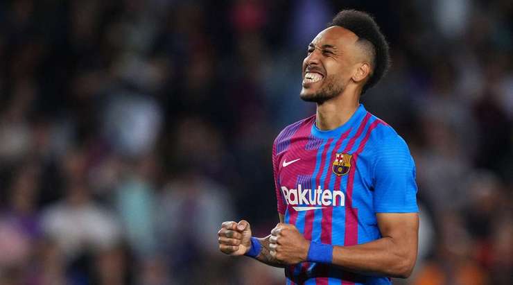 Vào! Ousmane Dembele là người kiến tạo với một đường chuyền sắc lẹm cho Pierre-Emerick Aubameyang (Barcelona). Cầu thủ này che bóng khéo léo trong vòng cấm trước khi tung ra cú sút nhanh, đưa bóng đi thẳng vào góc thấp bên trái khung thành, nâng tỉ số lên 3:0. Tuyệt vời!